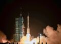 China envia astronauta para missão espacial de um ano